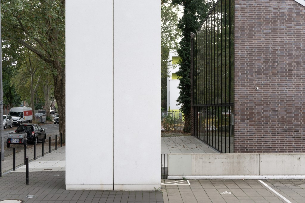 Detail Kirchturm Epiphaniaskirche Köln Kirchensanierung Kirchenarchitektur