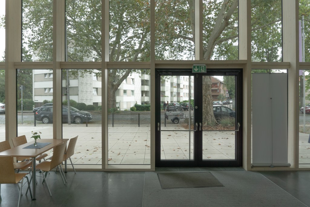 Blick aus dem Anbau Epiphaniaskirche Köln Kirchensanierung Kirchenarchitektur