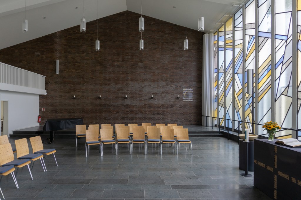 Gottesdienstraum Backsteinwand Epiphaniaskirche Köln Kirchensanierung Kirchenarchitektur