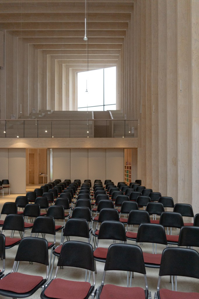 Mittelschiff Immanuelkirche Köln Holzbauweise Lichtschacht Kirchenneubau Kirchenarchitektur