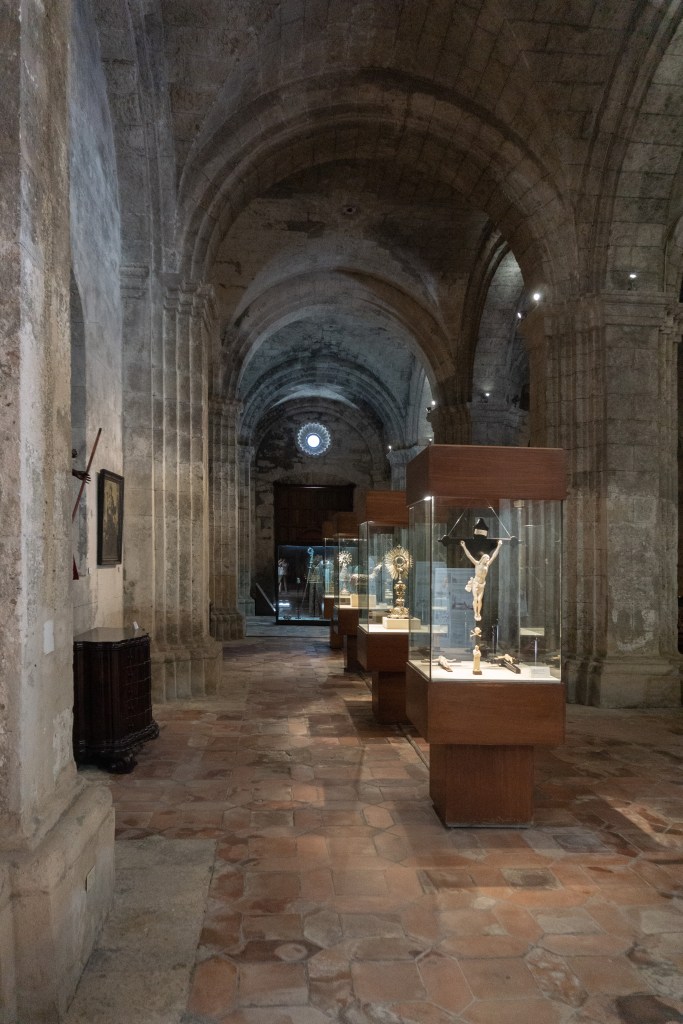 Umnutzung Franz von Assisi Basilika zu Museum Vitrinen im Seitenschiff