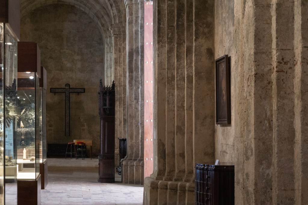 Umnutzung Franz von Assisi Basilika zu Museum Vitrinen