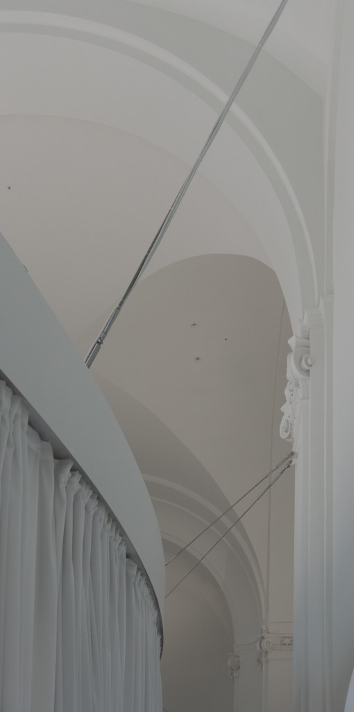 Klarissenkloster Köln Kirchenumnutzung abgehängter Lichtkörper weiß stahl