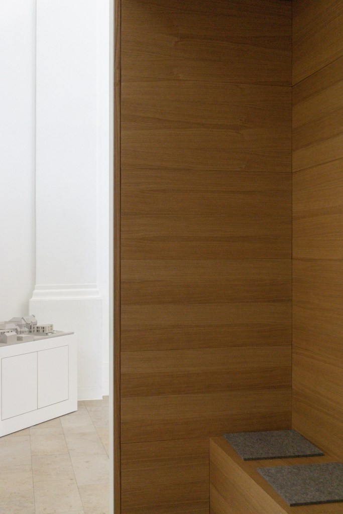 Kirchenumnutzung Klarissenkloster Köln Sanierung Sitzbank Konstrast