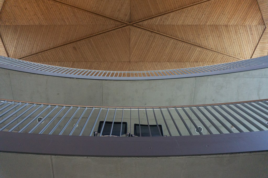 Kirchenumnutzung St. Bonifatius Münster Verlagshaus Empore Raumkörper Beton Holzdecke