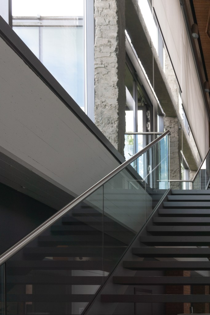 Kirchenumnutzung St. Bonifatius Münster Verlagshaus Treppe Bestandspfeiler